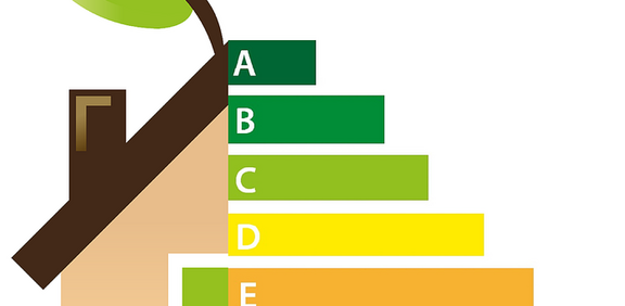 Grafische Haus-Skizze mit farbiger Energieeffizienzskala A–G