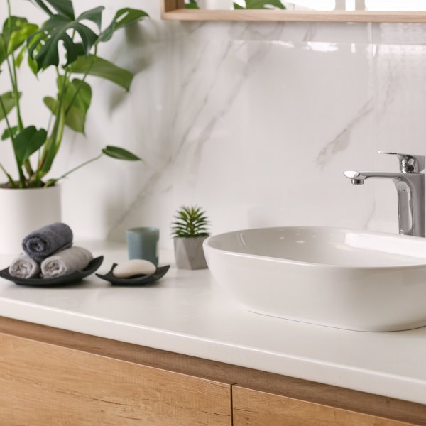 Modernes Waschbecken mit Armatur und Deko im Bad