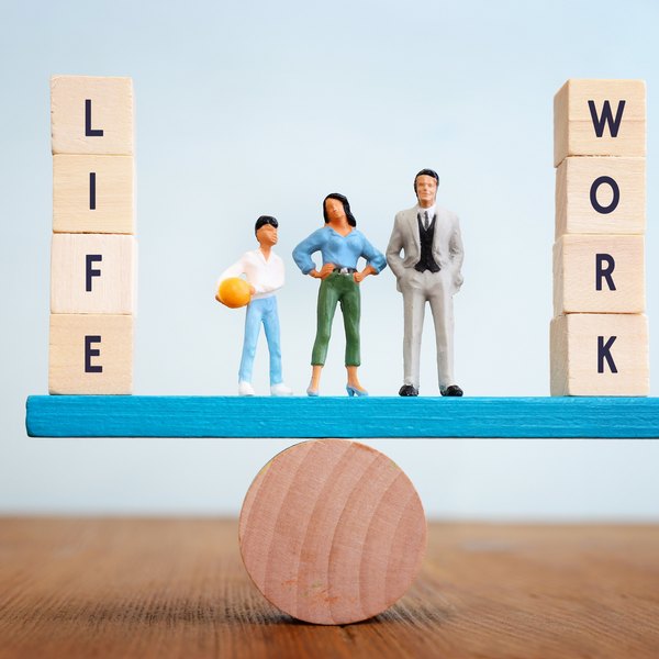 Figuren auf einer Wippe zwischen den Blöcken „Life“ und „Work“
