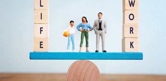 Figuren auf Wippe zwischen „Life“ und „Work“