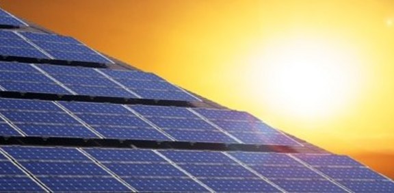 Solarmodule im Gegenlicht der Sonne