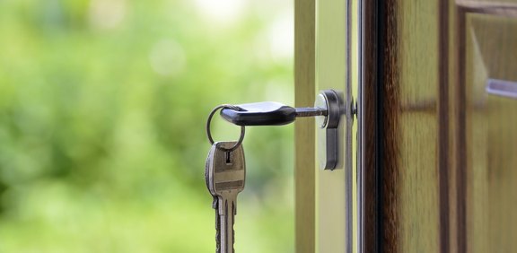 Schlüssel steckt von innen in der Haustür