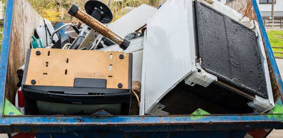 Container mit ausrangierten Elektrogeräten und Schrott