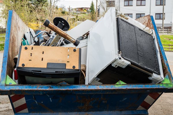 Elektroschrott im Müllcontainer