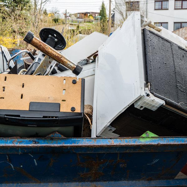 Container mit ausrangierten Elektrogeräten und Schrott