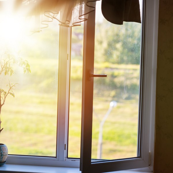 Geöffnetes Fenster mit einfallender Sonne.