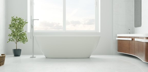 Helles Bad mit freistehender Wanne und großem Fenster