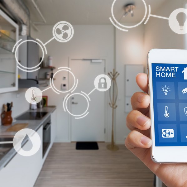 Smartphone mit Smart-Home-App in einer Küche