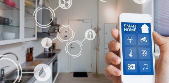 Smartphone mit Smart-Home-App in einer Küche